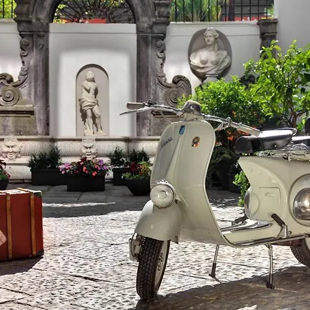 Piazza Bellini & ホテル ナポリ