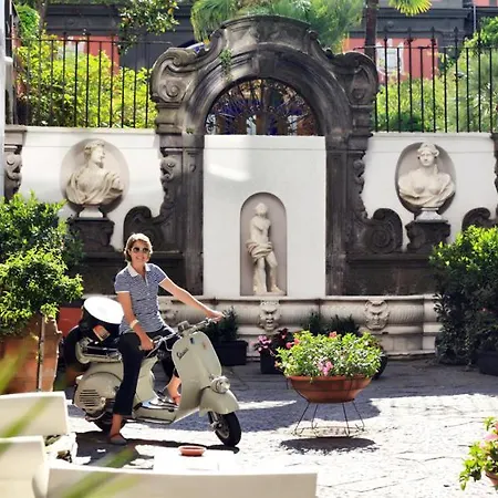 Piazza Bellini & ホテル