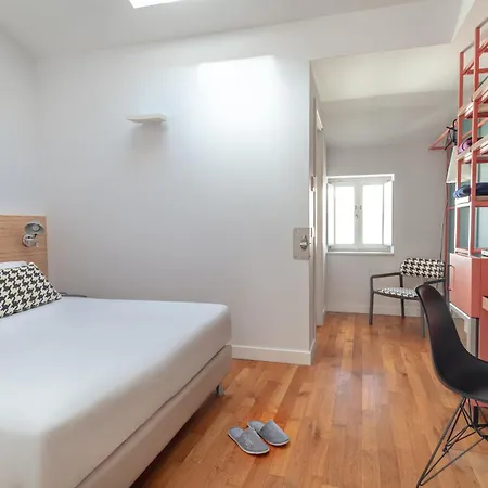 Piazza Bellini & Hotel 3*