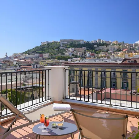 Piazza Bellini & Hotel 3*