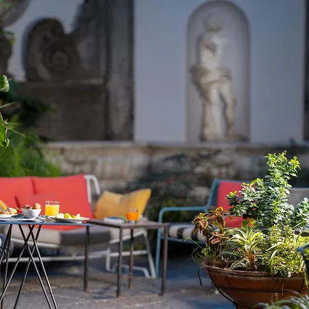 Piazza Bellini & Hotel