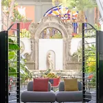 Piazza Bellini & ホテル