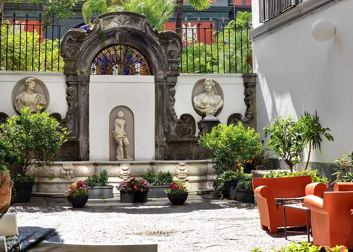 Piazza Bellini & Отель 3*