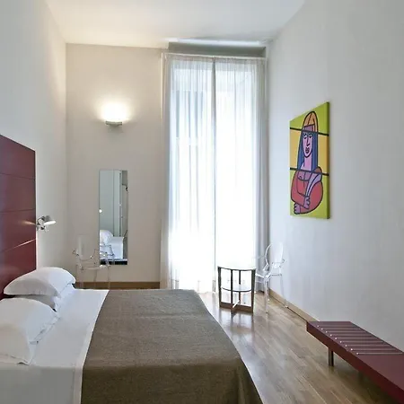Piazza Bellini & فندق 3*