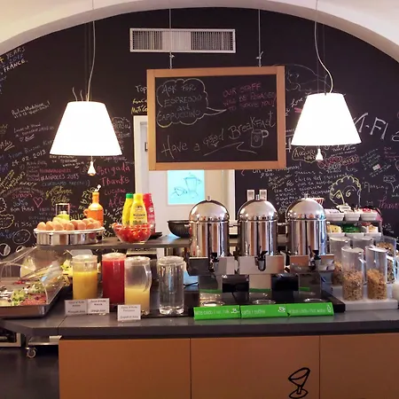 Piazza Bellini & Hotel