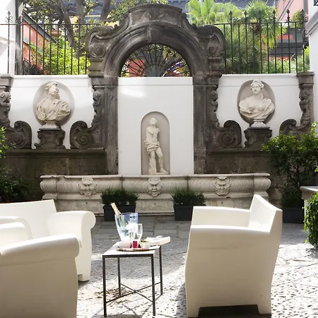 Piazza Bellini & فندق