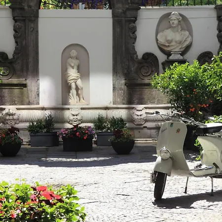 Piazza Bellini & فندق