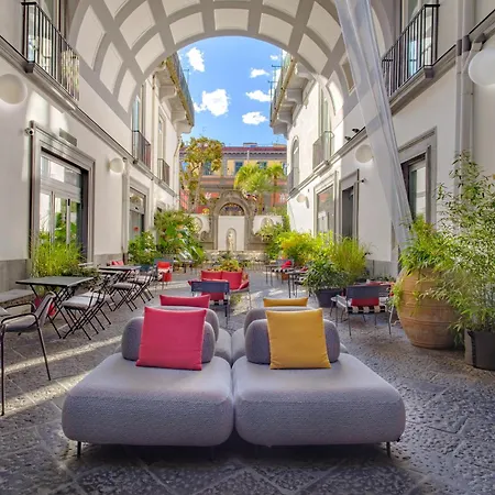 Piazza Bellini &