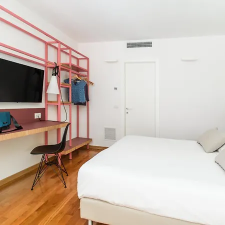 Ξενοδοχείο Piazza Bellini & 3*