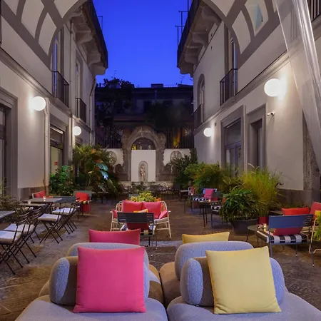 Piazza Bellini & 3*