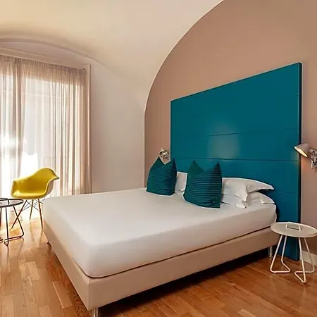 Piazza Bellini & 3*