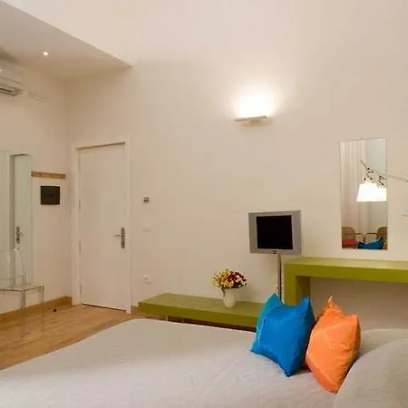 Piazza Bellini & Hotel 3*
