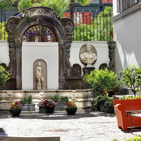Piazza Bellini & فندق