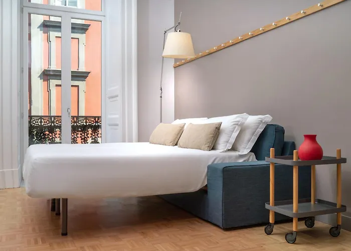 Piazza Bellini & Hotel 3*