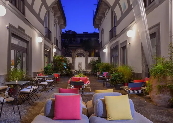 Piazza Bellini&apartments 3*