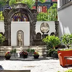Piazza Bellini & Hotel 3*